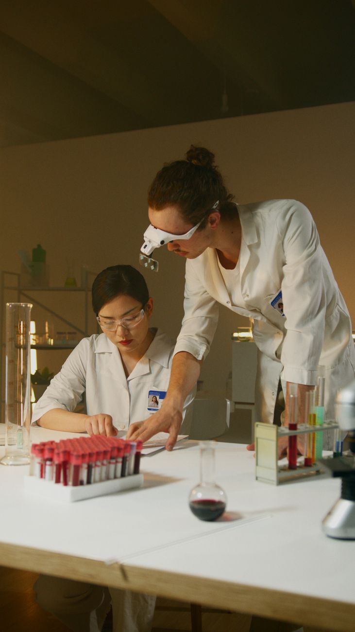 dois cientistas trabalhendo juntos em laboratório